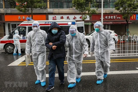Nhân viên y tế đưa bệnh nhân nhiễm virus corona vào bệnh viện để điều trị tại Hồ Bắc, Trung Quốc ngày 26/1/2020. (Ảnh: AFP/TTXVN)