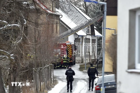 Cảnh sát và lính cứu hỏa được triển khai tại hiện trường vụ hỏa hoạn ở khu nhà dành cho người khuyết tật thuộc thị trấn Vejprty, miền Tây Séc ngày 19/1/2020. (Ảnh: AP/TTXVN)
