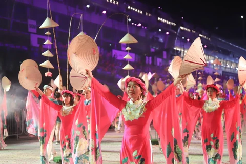 Đoàn Việt Nam mang đến lễ hội áo dài, hoa sen và nón lá truyền thống. (Ảnh: Lê Dương/Vietnam+)