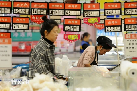 Khách hàng chọn mua thực phẩm tại một siêu thị ở tỉnh Giang Tô, Trung Quốc. (Ảnh: THX/TTXVN)