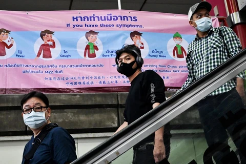 Hành khách đeo khẩu trang đề phòng lây nhiễm virus corona chủng mới tại một nhà ga ở Bangkok, Thái Lan ngày 1/2 vừa qua. (Ảnh: AFP/TTXVN)