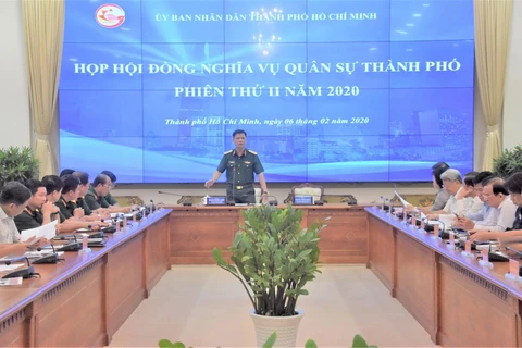 Thiếu tướng Nguyễn Trường Thắng, Tư lệnh Bộ Tư lệnh Thành phố Hồ Chí Minh, Phó Chủ tịch thường trực Hội đồng Nghĩa vụ quân sự Thành phố chủ trì phiên họp. (Ảnh: TTXVN phát)