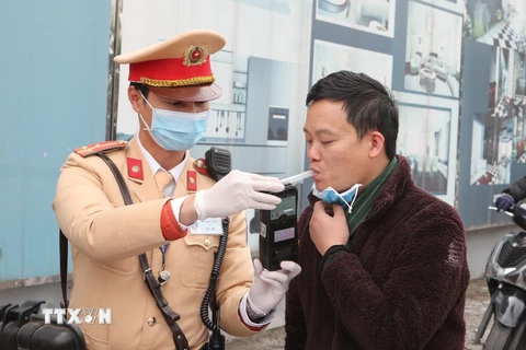 Cảnh sát Hà Nội đảm bảo vệ sinh phòng dịch khi kiểm tra nồng độ cồn