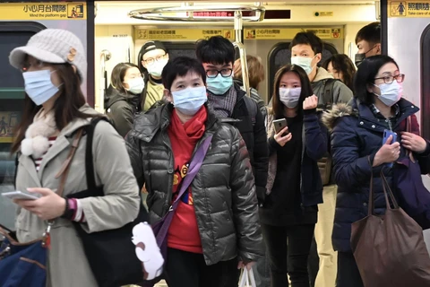Người dân đeo khẩu trang phòng lây nhiễm virus corona mới tại Đài Bắc, Đài Loan, Trung Quốc, ngày 30/1. (Ảnh: AFP/TTXVN)