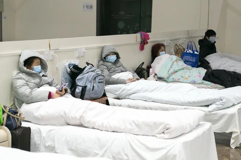 Bệnh nhân nhiễm virus 2019-nCoV được điều trị tại một bệnh viện dã chiến ở Vũ Hán, Trung Quốc ngày 5/2 vừa qua. (Ảnh: THX/TTXVN)