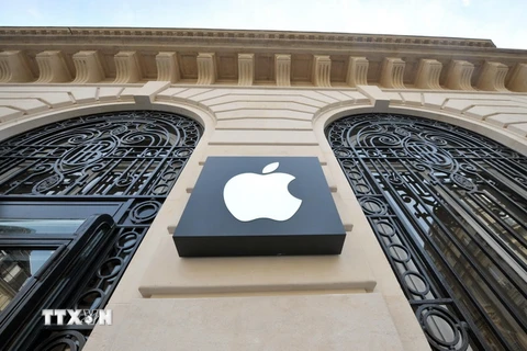Biểu tượng Apple tại một cửa hàng ở Paris của Pháp. (Ảnh: AFP/TTXVN)
