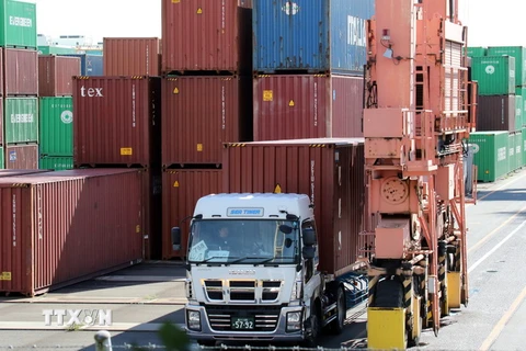 Hàng hóa được xếp tại cảng ở Tokyo, Nhật Bản. (Ảnh: AFP/TTXVN)