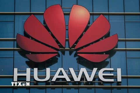 Biểu tượng của Huawei tại văn phòng của tâp đoàn Huawei ở tỉnh Quảng Đông, Trung Quốc. (Ảnh: AFP/TTXVN)