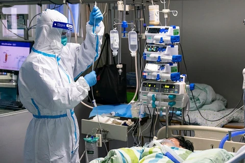 Nhân viên y tế điều trị cho bệnh nhân nhiễm virus corona chủng mới tại bệnh viện ở Vũ Hán, tỉnh Hồ Bắc, Trung Quốc ngày 24/1 vừa qua. (Ảnh: THX/TTXVN)