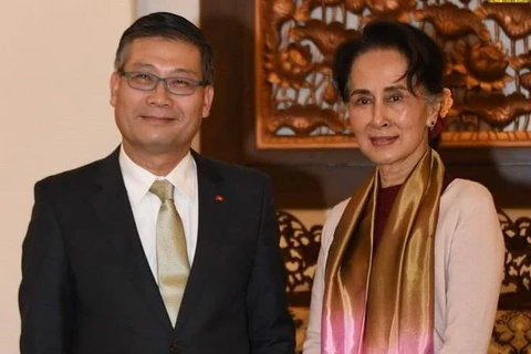 Đại sứ Việt Nam tại Myanmar Lý Quốc Tuấn chụp ảnh lưu niệm với Cố vấn Nhà nước Myanmar Aung San Suu Kyi. (Ảnh: TTXVN phát)