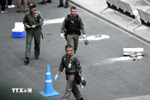 Cảnh sát điều tra tại hiện trường vụ nổ ở Bangkok, Thái Lan. (Ảnh: AFP/TTXVN)