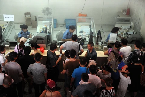 Người dân xếp hàng mua vé tàu hỏa tại nhà ga ở tỉnh An Huy, Trung Quốc hồi tháng Một vừa qua. (Ảnh: AFP/TTXVN)