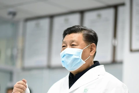 Chủ tịch Trung Quốc Tập Cận Bình đến kiểm tra một trung tâm phòng và kiểm soát bệnh dịch ở Bắc Kinh, Trung Quốc, ngày 10/2 vừa qua. (Ảnh: THX/TTXVN)
