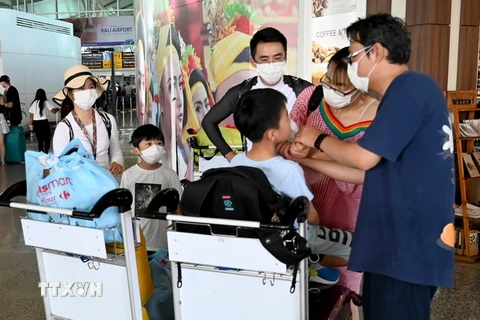 Đeo khẩu trang để phòng tránh lây nhiễm COVID-19 tại sân bay Ngurah Rai ở Denpasar, Indonesia, ngày 8/2 vừa qua. (Ảnh: AFP/TTXVN)