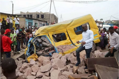 Đống đổ nát sau vụ một chiếc xe tải gây tai nạn ở Kinshasa ngày 16/2. (Nguồn: Reuters)