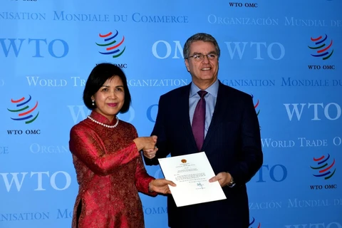 Đại sứ Lê Thị Tuyết Mai trình Thư ủy nhiệm đến Tổng Giám đốc WTO Roberto Azevedo tại trụ sở WTO ở Geneva. (Ảnh: Tố Uyên/TTXVN)