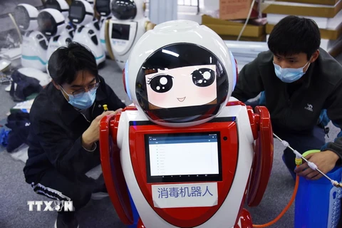 Các kỹ thuật viên kiểm tra robot khử trùng thế hệ đầu tiên tại công ty công nghệ Thanh Đảo, tỉnh Sơn Đông, Trung Quốc ngày 11/2 vừa qua. (Ảnh: THX/TTXVN)