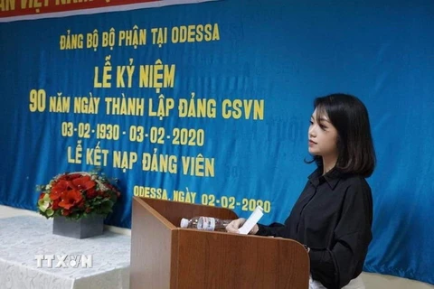 Đảng viên trẻ Cát Thị Quỳnh Anh phát biểu tại Lễ kỷ niệm 90 năm Ngày thành lập Đảng Cộng sản Việt Nam. (Ảnh: TTXVN phát)