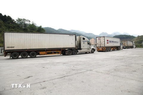 Các xe vận tải tham gia xuất nhập khẩu hàng hóa tại Cửa khẩu Quốc tế Thanh Thủy ở tỉnh Hà Giang. (Ảnh: Minh Tâm/TTXVN)