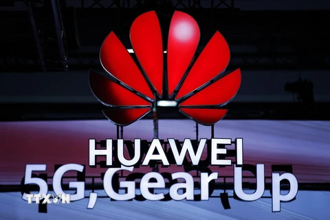 Biểu tượng của Huawei và mạng 5 G. (Ảnh: AFP/TTXVN)