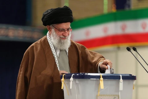 Lãnh tụ tối cao Iran Ayatollah Ali Khamenei bỏ phiếu trong cuộc tổng tuyển cử tại điểm bầu cử ở Tehran ngày 21/2. (Ảnh: AFP/TTXVN)