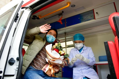 Bệnh nhân nhiễm COVID-19 xuất viện sau khi được chữa khỏi tại tỉnh Thanh Hải, Trung Quốc, ngày 21/2. (Ảnh: THX/TTXVN)