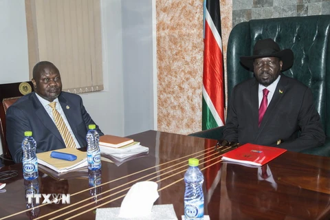 Tổng thống Nam Sudan Salva Kiir (phải) và thủ lĩnh phe đối lập Riek Machar (trái). (Ảnh: AFP/TTXVN)