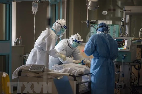 Nhân viên y tế điều trị cho bệnh nhân tại bệnh viện Vũ Hán, tỉnh Hồ Bắc, Trung Quốc. (Ảnh: THX/TTXVN)