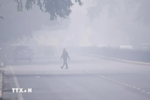 Khói mù ô nhiễm bao phủ dày đặc tại New Delhi của Ấn Độ. (Ảnh: AFP/TTXVN)
