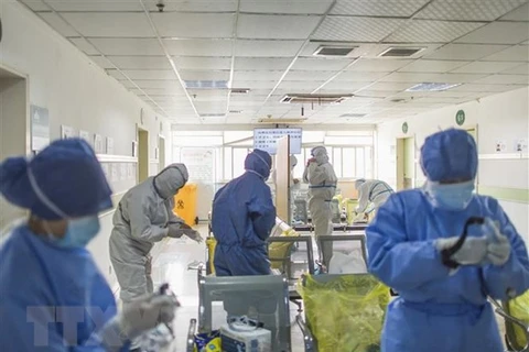 Nhân viên y tế làm việc tại khu vực cách ly của bệnh viện Vũ Hán, tỉnh Hồ Bắc, Trung Quốc ngày 22/2 vừa qua. (Nguồn: THX/TTXVN)