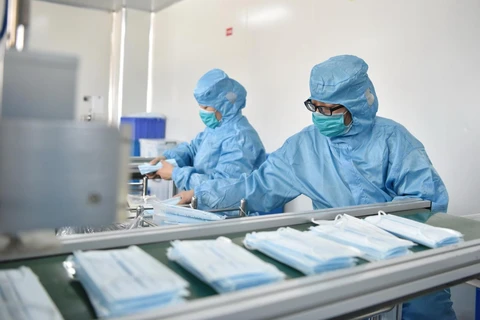 Sản xuất khẩu trang y tế tại một nhà máy ở tỉnh Hà Bắc, Trung Quốc, ngày 18/2 vừa qua. (Ảnh: THX/TTXVN)