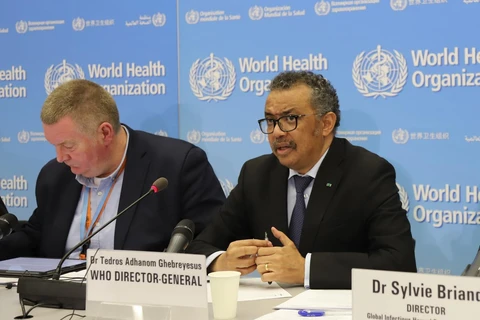 Tổng giám đốc WHO Tedros Adhanom Ghebreyesus (phải) phát biểu tại cuộc họp báo ở Geneva, Thụy Sĩ. (Ảnh: THX/TTXVN)