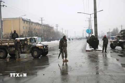 Lực lượng an ninh Afghanistan điều tra tại hiện trường một vụ tấn công ở Kabul. (Ảnh: THX/TTXVN)
