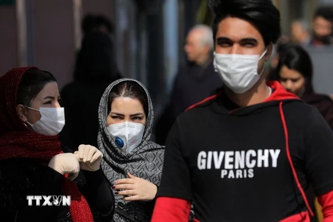 Người dân đeo khẩu trang phòng tránh dịch COVID-19 tại Tehran, Iran, ngày 23/2 vừa qua. (Ảnh: AFP/TTXVN)