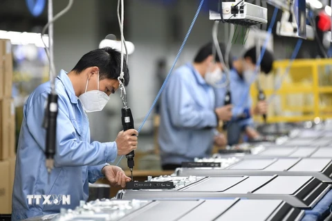 Công nhân sản xuất tại một phân xưởng của Skyworth ở Quảng Châu, thủ phủ tỉnh Quảng Đông, Trung Quốc. (Ảnh: THX/TTXVN)
