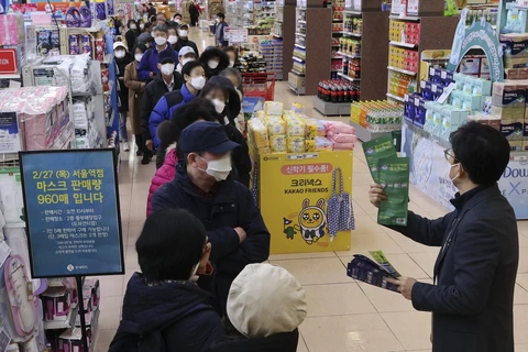 Người dân xếp hàng chờ mua khẩu trang tại siêu thị ở Seoul, Hàn Quốc, ngày 27/2, trong bối cảnh bùng phát dịch COVID-19. (Ảnh: THX/TTXVN)