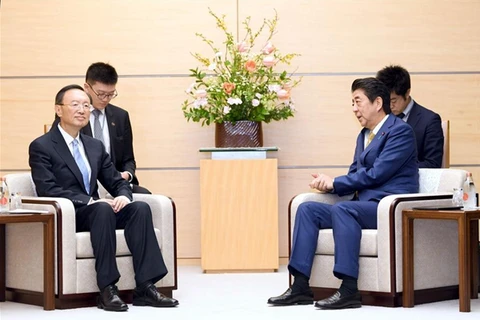 Thủ tướng Nhật Bản Shinzo Abe và Ủy viên Quốc vụ Trung Quốc Dương Khiết Trì. (Nguồn: Xinhua)