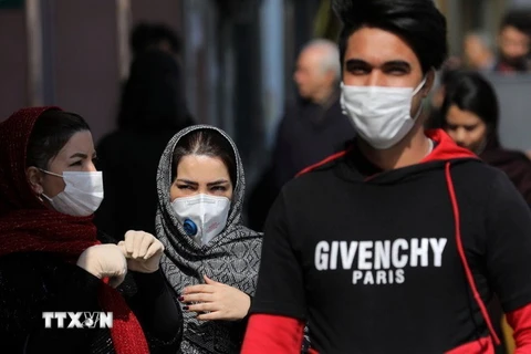 Người dân đeo khẩu trang đề phòng lây nhiễm virus SARS-CoV-2 tại Tehran, Iran ngày 23/2 vừa qua. (Ảnh: AP/TTXVN)