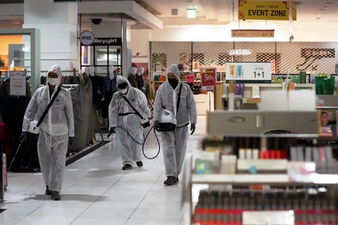 Nhân viên phun thuốc khử trùng tại một trung tâm thương mại ở Seoul, Hàn Quốc ngày 2/3, nhằm ngăn chặn sự lây lan của COVID-19. (Ảnh: THX/TTXVN)