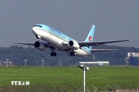 Máy bay của hãng hàng không Korean Air Lines cất cánh từ sân bay Kimpo ở Seoul, Hàn Quốc. (Ảnh: AFP/ TTXVN)