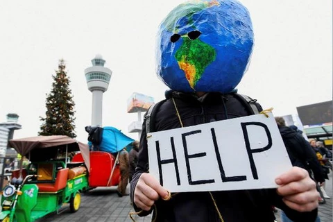 Một người đàn ông biểu tình khi Greenpeace tổ chức cuộc biểu tình về khí hậu tại sân bay Amsterdam Schiphol ở Schiphol, Hà Lan ngày 14/12/2019. (Nguồn: Reutres)