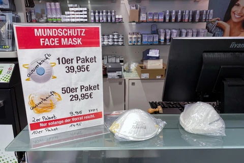 Một cửa hàng tại Berlin, Đức, thông báo "Hết hàng" khẩu trang trong bối cảnh bùng phát dịch COVID-19, ngày 28/2 vừa qua. (Ảnh: AFP/TTXVN)