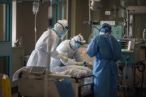 Nhân viên y tế điều trị cho bệnh nhân tại bệnh viện ở Vũ Hán, tỉnh Hồ Bắc, Trung Quốc, ngày 22/2 vừa qua. (Ảnh: THX/TTXVN)