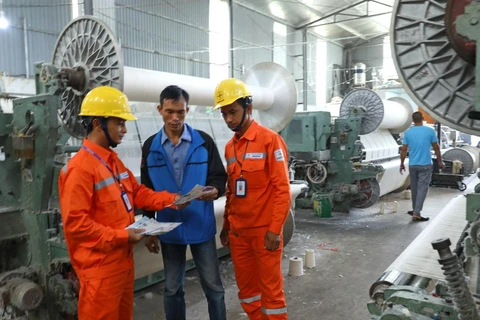 Công nhân Tổng Công ty Điện lực thành phố Hà Nội tuyên truyền tiết kiệm điện, sử dụng điện an toàn và hiệu quả cho các hộ sản xuất trên địa bàn huyện Thanh Oai. (Ảnh: Ngọc Hà/TTXVN)