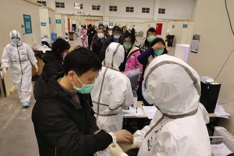 Bệnh nhân nhiễm COVID-19 được điều trị tại bệnh viện dã chiến ở Vũ Hán, tỉnh Hồ Bắc, Trung Quốc, ngày 8/2 vừa qua. (Ảnh: THX/TTXVN)