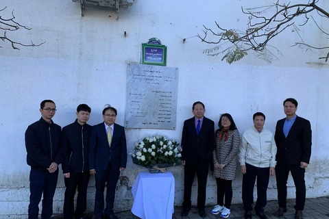 Các cán bộ của Đại sứ quán và các cơ quan bên cạnh tại buổi lễ đặt vòng hoa tưởng nhớ 15 nhà báo Algeria hy sinh trong một tai nạn máy bay ở Việt Nam năm 1974. (Ảnh: Tấn Đạt/TTXVN)