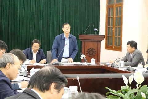 Chủ tịch UBND thành phố Hải Phòng Nguyễn Văn Tùng chỉ đạo giám sát chặt chẽ những trường hợp tiếp xúc với bệnh nhân nhiễm COVID-19 và các trường hợp có yếu tố nguy cơ cao. (Ảnh: Minh Thu/TTXVN)