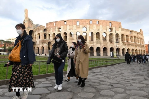 Người dân và du khách đeo khẩu trang phòng tránh lây nhiễm COVID-19 tại Rome, Italy, ngày 4/3 vừa qua. (Ảnh: THX/TTXVN)