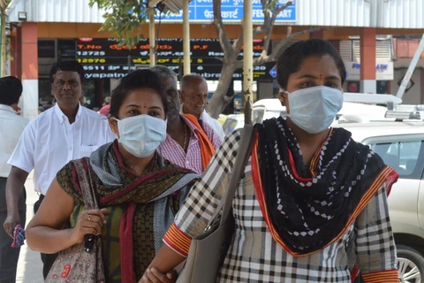Người dân đeo khẩu trang phòng lây nhiễm COVID-19 tại Bangalore, Ấn Độ, ngày 11/3 vừa qua. (Ảnh: THX/TTXVN)