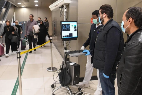 Máy quét thân nhiệt được sử dụng để kiểm tra thân nhiệt của hành khách tại sân bay quốc tế Kuwait ở Kuwait City ngày 29/1 vừa qua. (Ảnh: AFP/TTXVN)